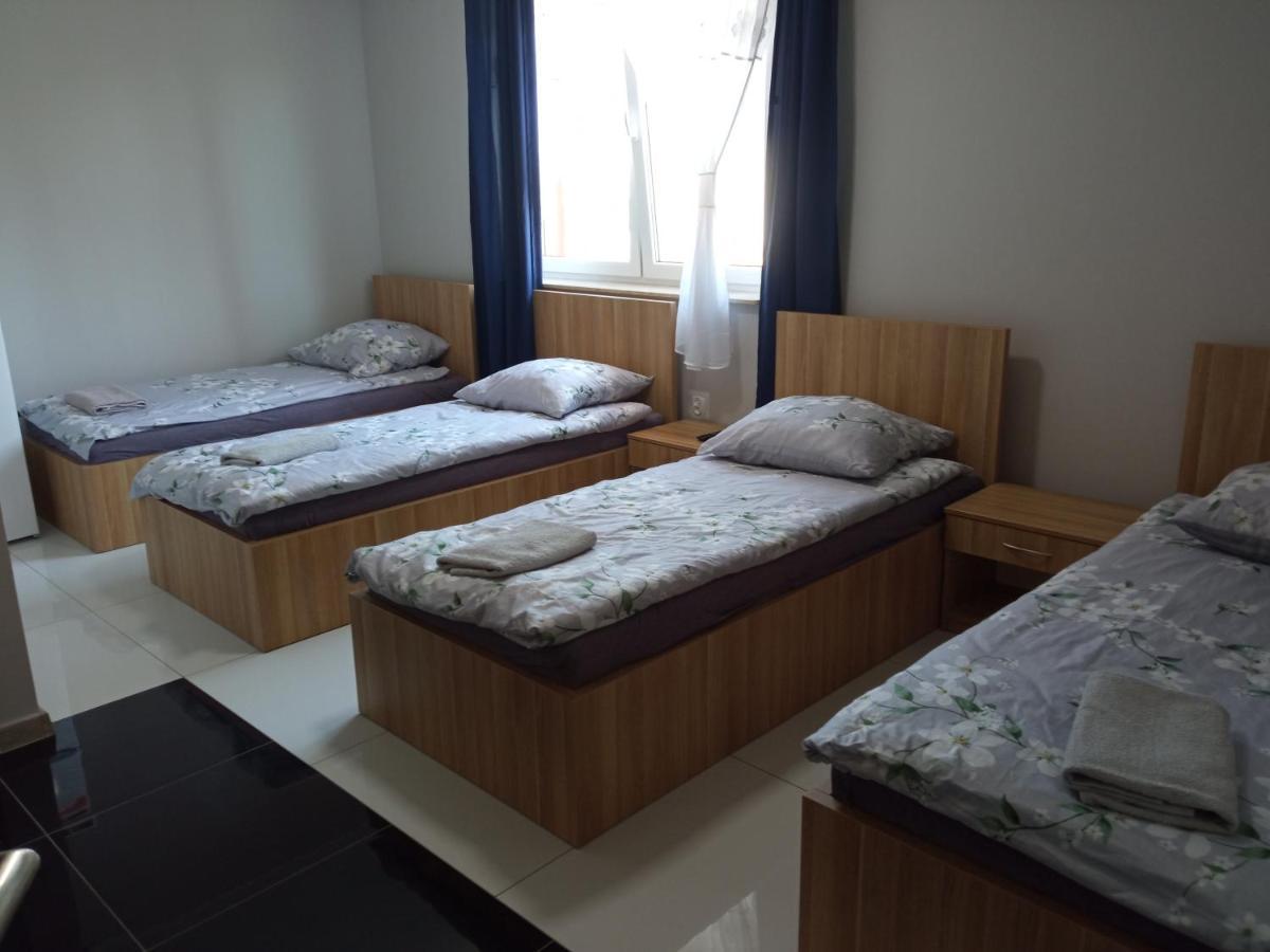 Czerwony Szafir Grodzisk Hostel Grodzisk Mazowiecki Bagian luar foto